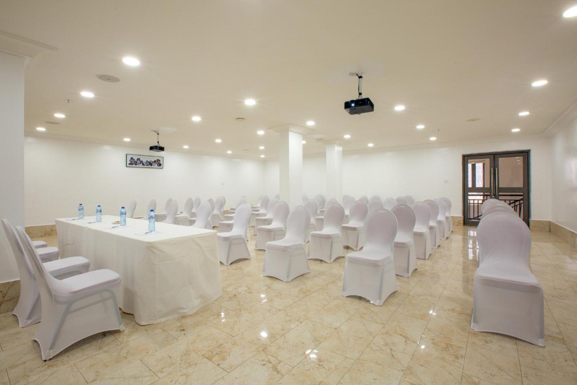 Johnwood Hotel By Bolton Abuja Esterno foto